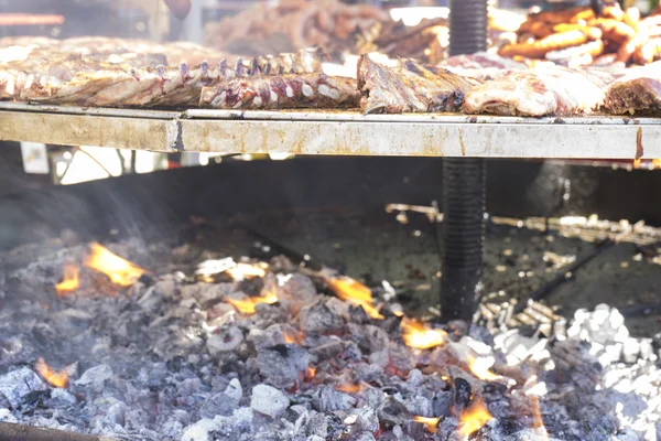 Barbacoa medieval con salchichas, pulpo, carne, costillas y todos los parientes — Foto de Stock