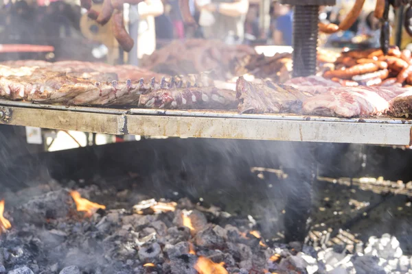 Middeleeuwse barbecue met worst, octopus, vlees, ribben en alle kin — Stockfoto