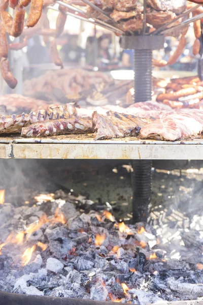 Middeleeuwse barbecue met worst, octopus, vlees, ribben en alle kin — Stockfoto