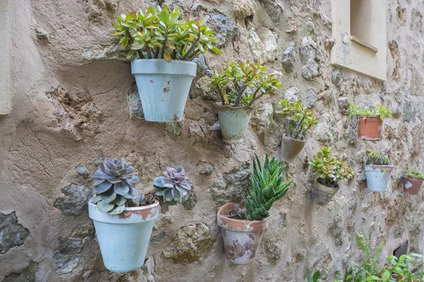 Rustique, rue des pots de fleurs dans l'île touristique de Majorque, Val — Photo