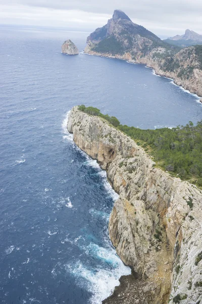 Kayalar, Cape formentor Mallorca turistik bölgesinde görünümlerini — Stok fotoğraf