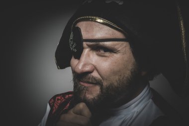 korsan göz yama poz ile 