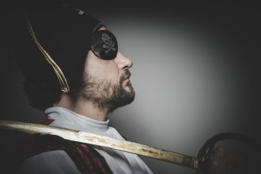 adam korsan göz bandı ile
