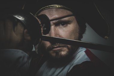 adam korsan göz bandı ile