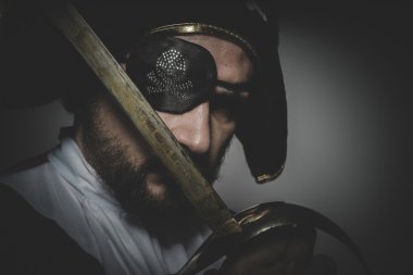 adam korsan göz bandı ile