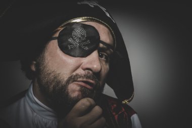 korsan göz yama poz ile 