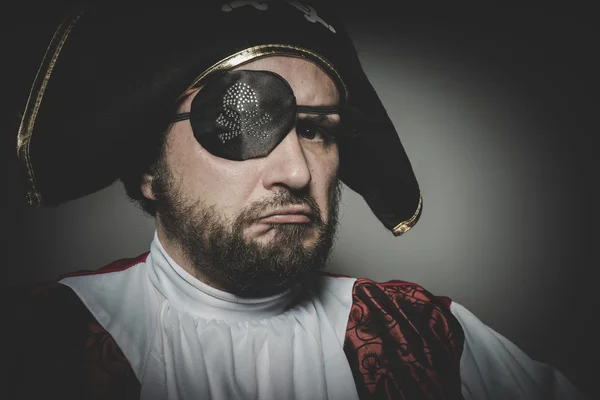 Пірат дивлячись серйозні — стокове фото