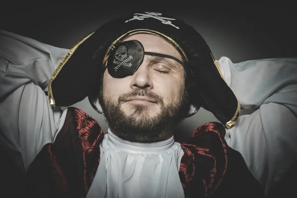 Piraten med öga lapp drömmer — Stockfoto