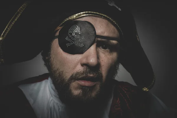 Piraten med öga lapp poserar — Stockfoto