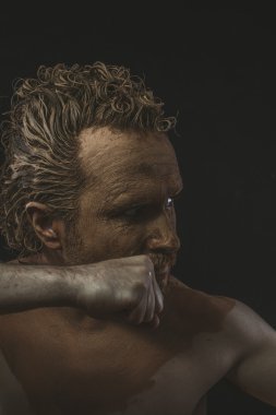 Adam ile çamur 