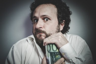 Para Kasası holding Beyaz tişörtlü adam