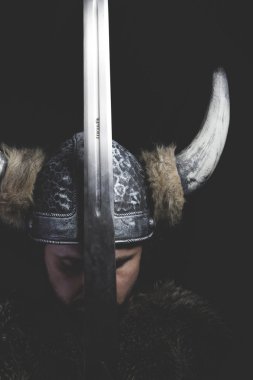 Viking savaşçısı büyük bir kılıç ile