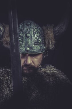 Viking savaşçısı büyük bir kılıç ile