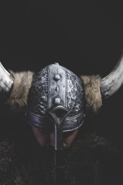 büyük bir kılıç ile savaşçı