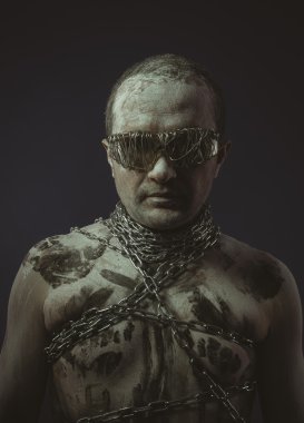 Adam metal zincirler ile 