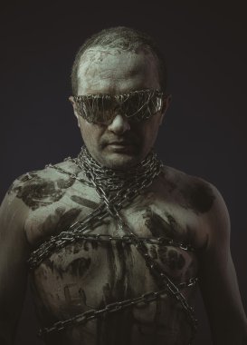 Adam metal zincirler ile 