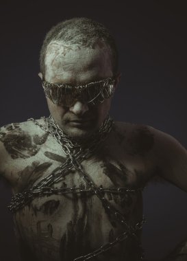 Adam metal zincirler ile 