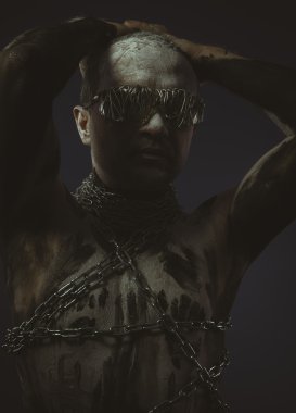 Adam metal zincirler ile 