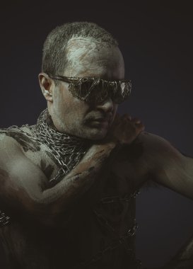 Adam metal zincirler ile 