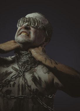 Adam metal zincirler ile 