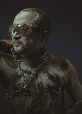 Adam metal zincirler ile 