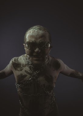 Adam metal zincirler ile 