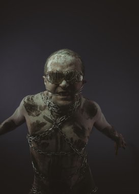 Adam metal zincirler ile 