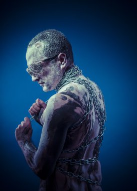 Adam metal zincirler ile 