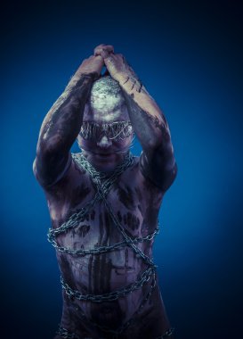 Adam metal zincirler ile 