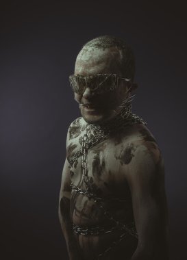 Adam metal zincirler ile 