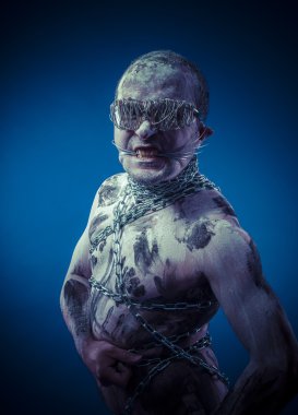 Adam metal zincirler ile 