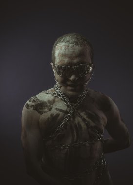 Adam metal zincirler ile 