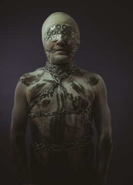 adam zincirlerle ve gözü kapalı