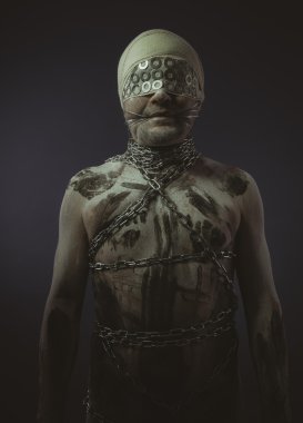 adam zincirlerle ve gözü kapalı