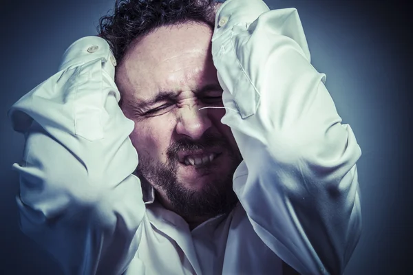 Uomo rendendo espressione faccia divertente — Foto Stock