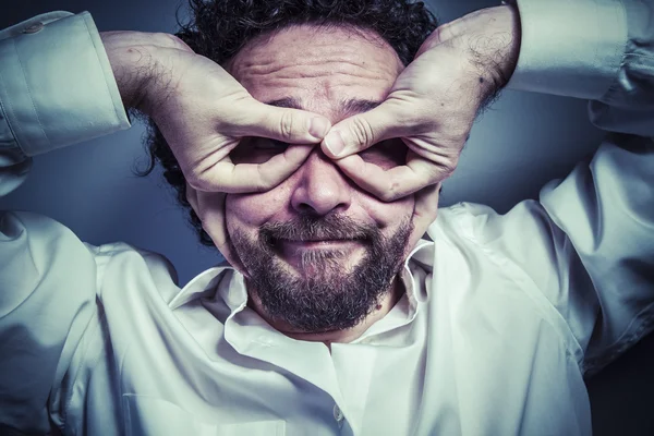 Hombre haciendo gafas con las manos —  Fotos de Stock