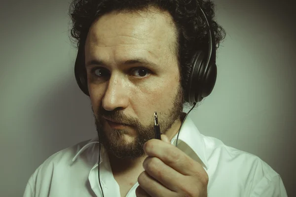 Hombre divertido con auriculares — Foto de Stock