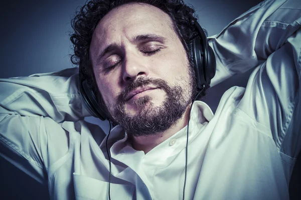 Mann som hører på musikk – stockfoto