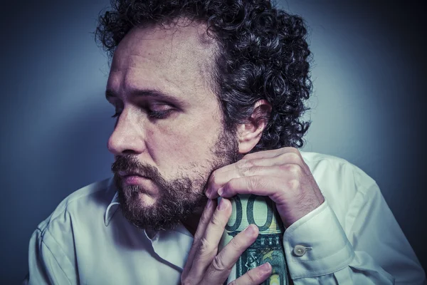 Hombre de camisa blanca sosteniendo caja de dinero — Foto de Stock