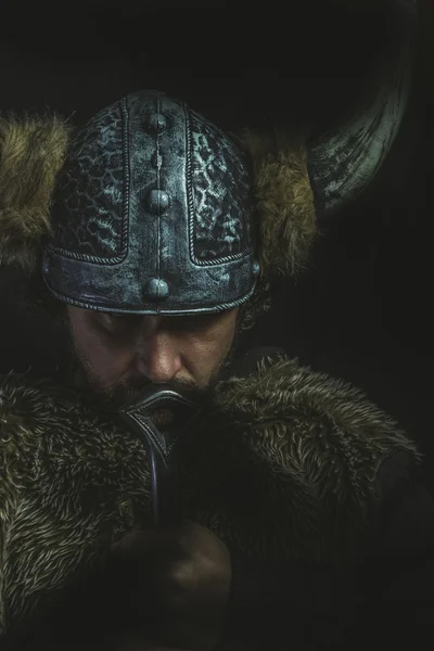 Büyük bir kılıç ile savaşçı — Stok fotoğraf