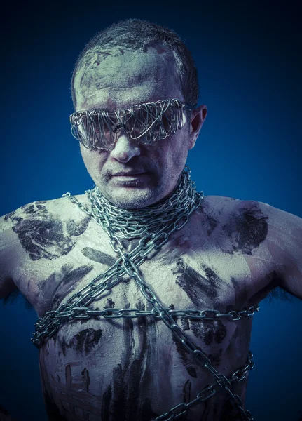 Hombre con cadenas metálicas — Foto de Stock