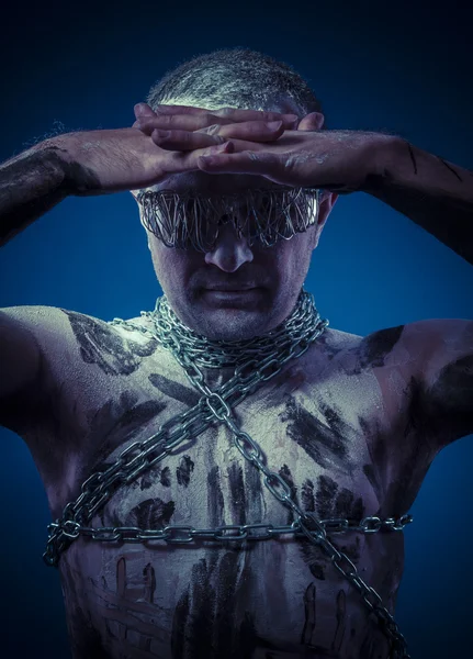 Hombre con cadenas metálicas —  Fotos de Stock