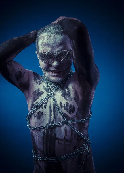 Άνθρωπος με μέταλλο αλυσίδες — Φωτογραφία Αρχείου