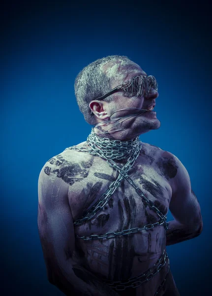 Człowiek z metalowych łańcuchów — Zdjęcie stockowe