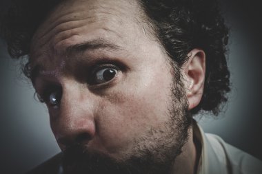 adam komik surat ifadesi yapma