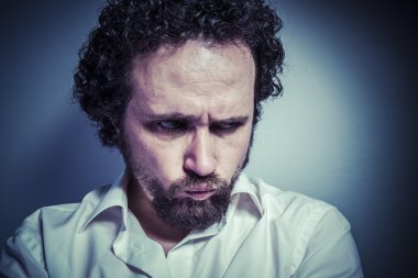 üzgün yüz ifadesi ile genç adam