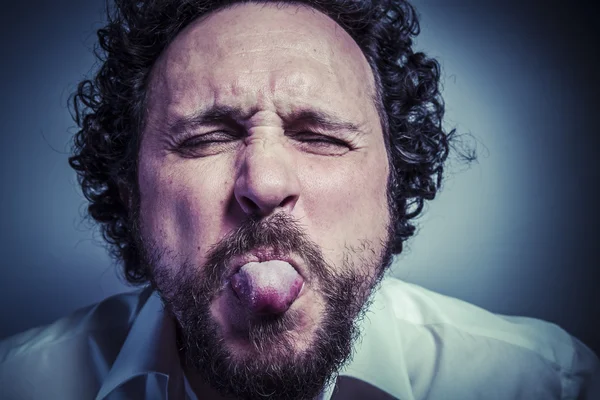 Uomo rendendo espressione faccia divertente — Foto Stock