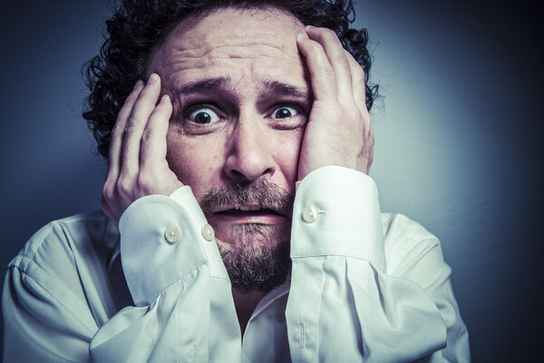 человек с испуганным выражением лица
