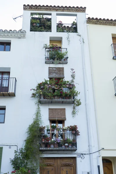 Gebäude mit weißer Fassade und Balkonen — Stockfoto