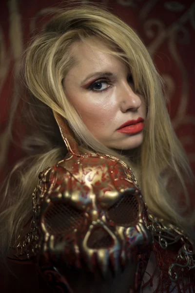 Woman  dressed in  golden armor — Stock Photo, Image